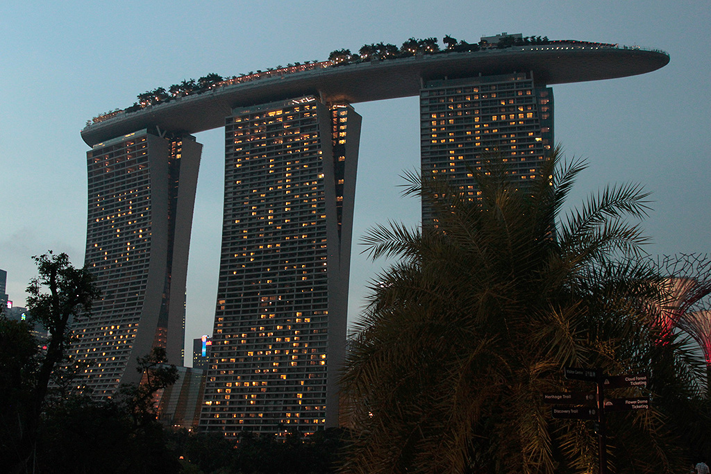 Marina Bay Sands (150m infinity swimming pool on top), Singapore