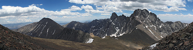 Skupina Crestones se chlubí čtyřmi čtrnáctitisícovkami. Zleva Humboldt Peak, Marble Mt., Milwaukee Peak, Broken Hand Peak, Crestone Needle a nejvyšší Crestone Peak.