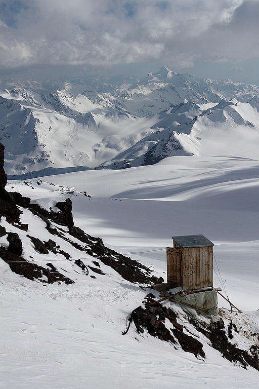 Toilet, Elbrus style, approach via fixed rope.