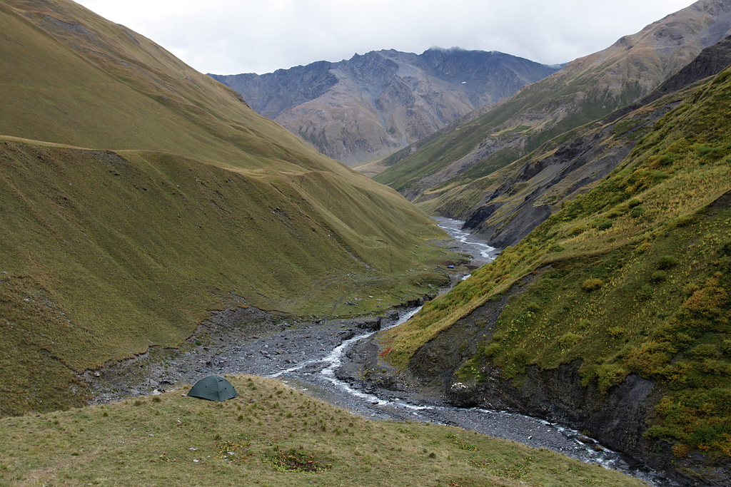 Well-chosen location for the tent, above the river confluence below Atsunta pass.