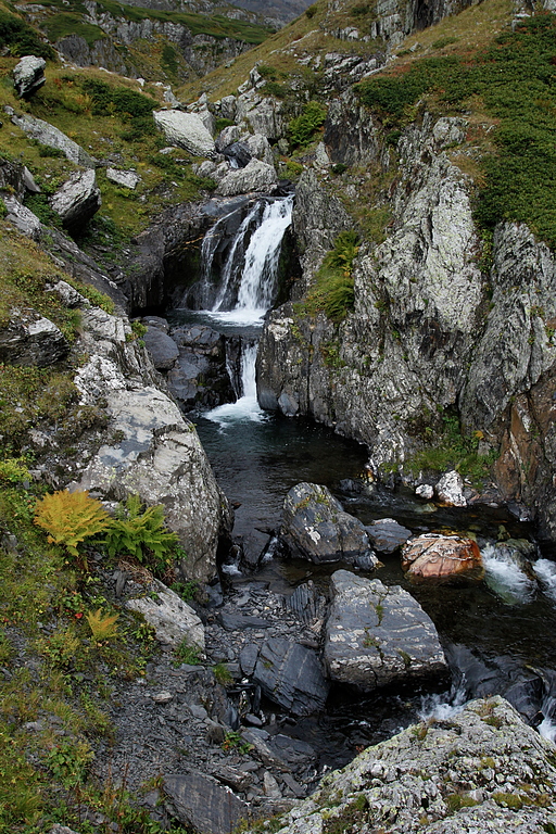 Beautiful cascades below Roshkighele pass.