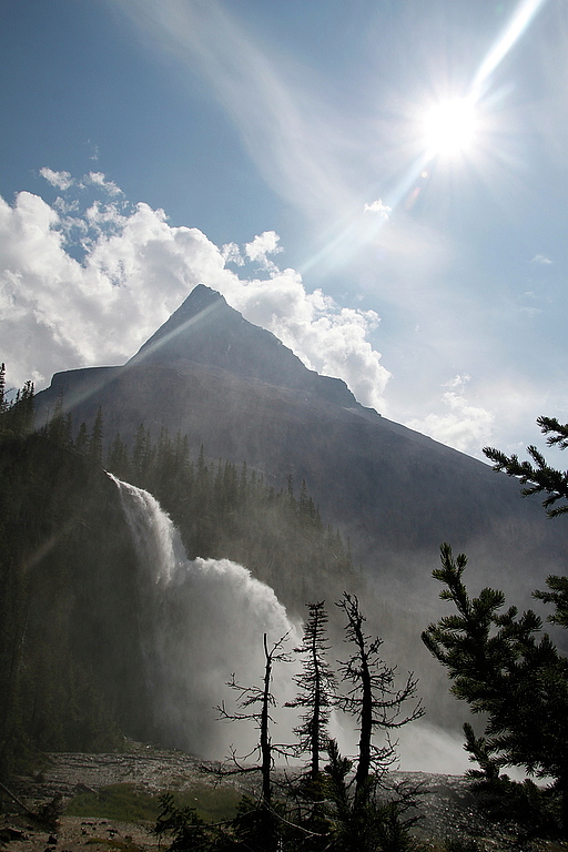 Emperor Falls and Mount Robson (3954m).