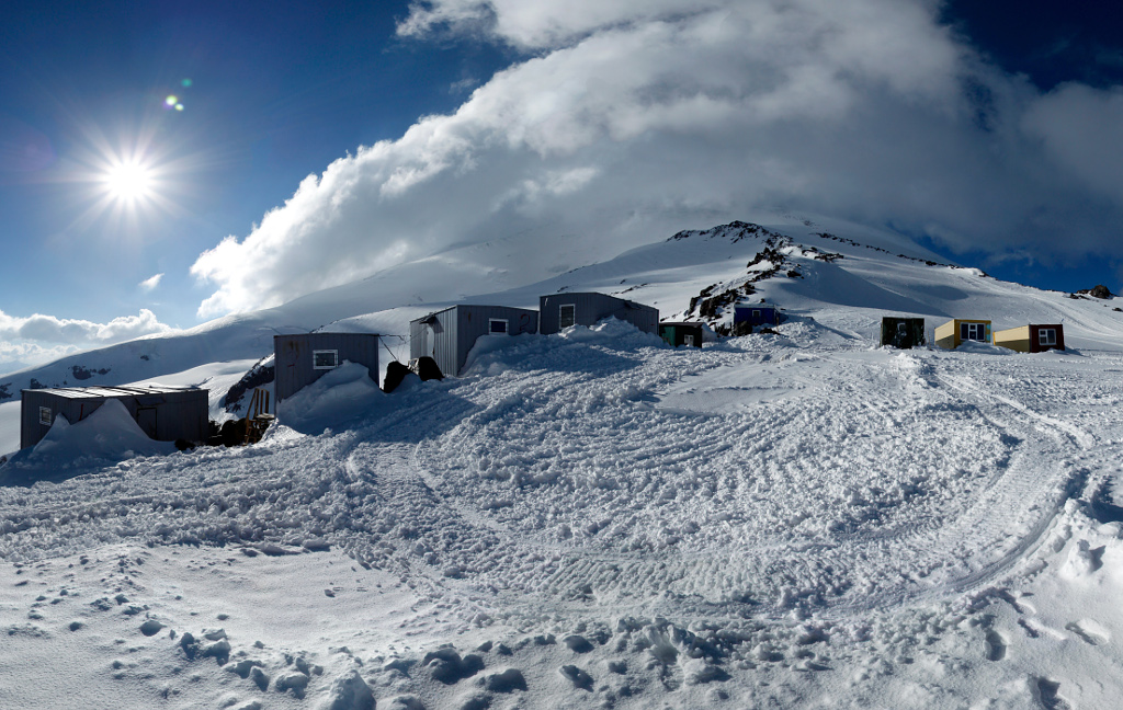 Interactive panorama from the slopes of Mount Elbrus, just above the Prijut 11 Hut (4050m), Elbrussky District, Russia