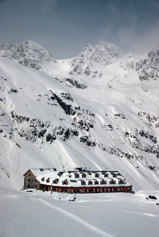 Jamtal Hütte (2165m) is big. Although it accommodates over 200 people, it is is often full.