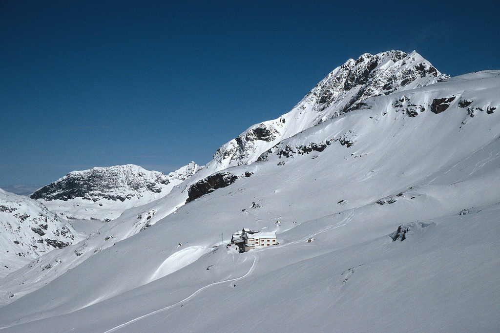 Wiesbadener Hütte (2443m) and sunny north-western slopes of Ochsental valley.