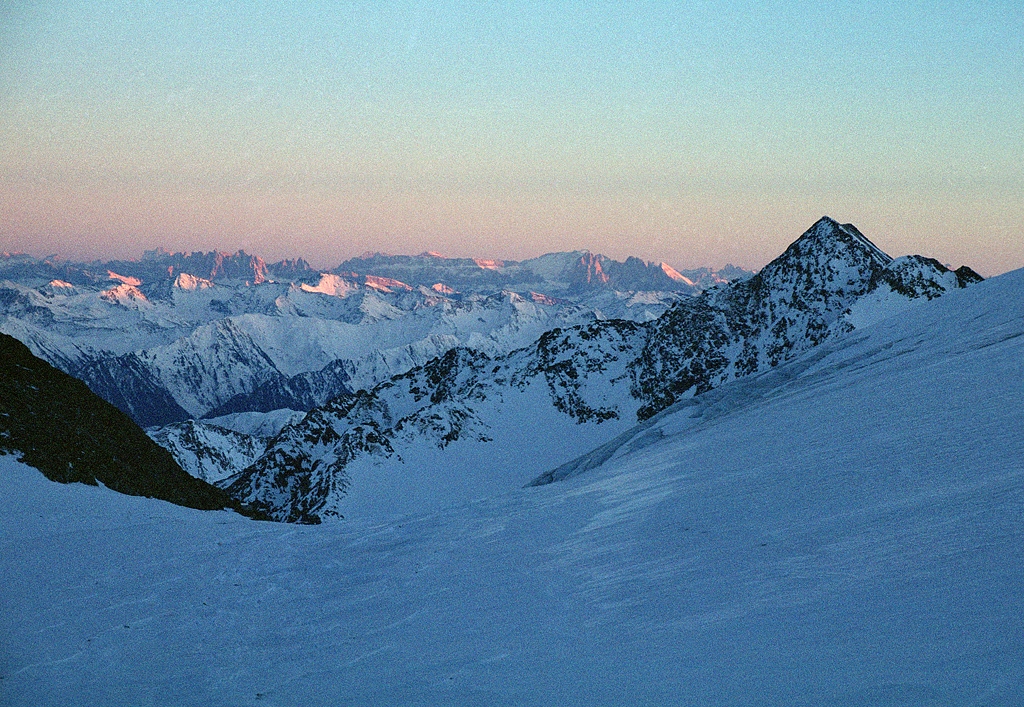 View to the south from Pfaffennieder (3136m) close to Müllerhütte: Sarntal Alps and Dolomites. From left: Lagazui (2778m), 79km, Monte Pelmo (3169m), 95km, Große Fermeda (2873m), 59km, Piz Boé (3152m), 71km, Marmolada (3343m), 78km, Zahnkofel (3000m), 65km, Plattkofel (2958m), 65km.