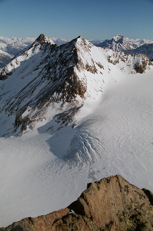 Alperer Freiger (3261m) above the glacier Fernerstube. Distinctive rocky peak on the right is Habicht (3277m).